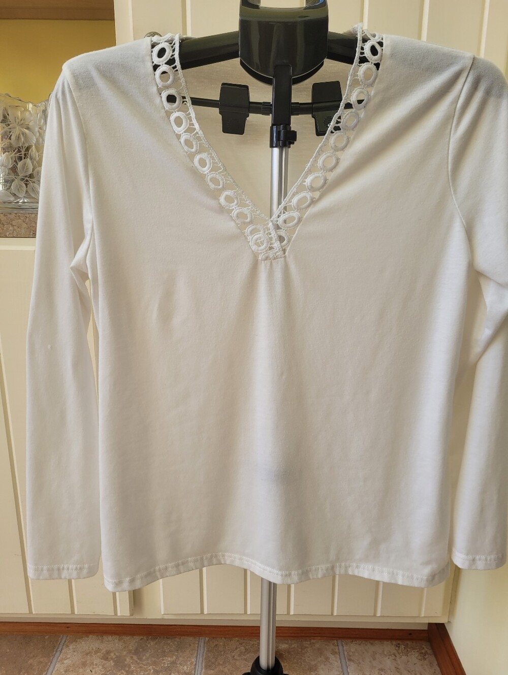 Women's White Solid V-Neck Long Sleeve  Crochet Trim Top - XL